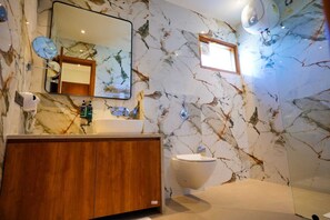 Dutxa, assecador de cabells, tovalloles i sabó