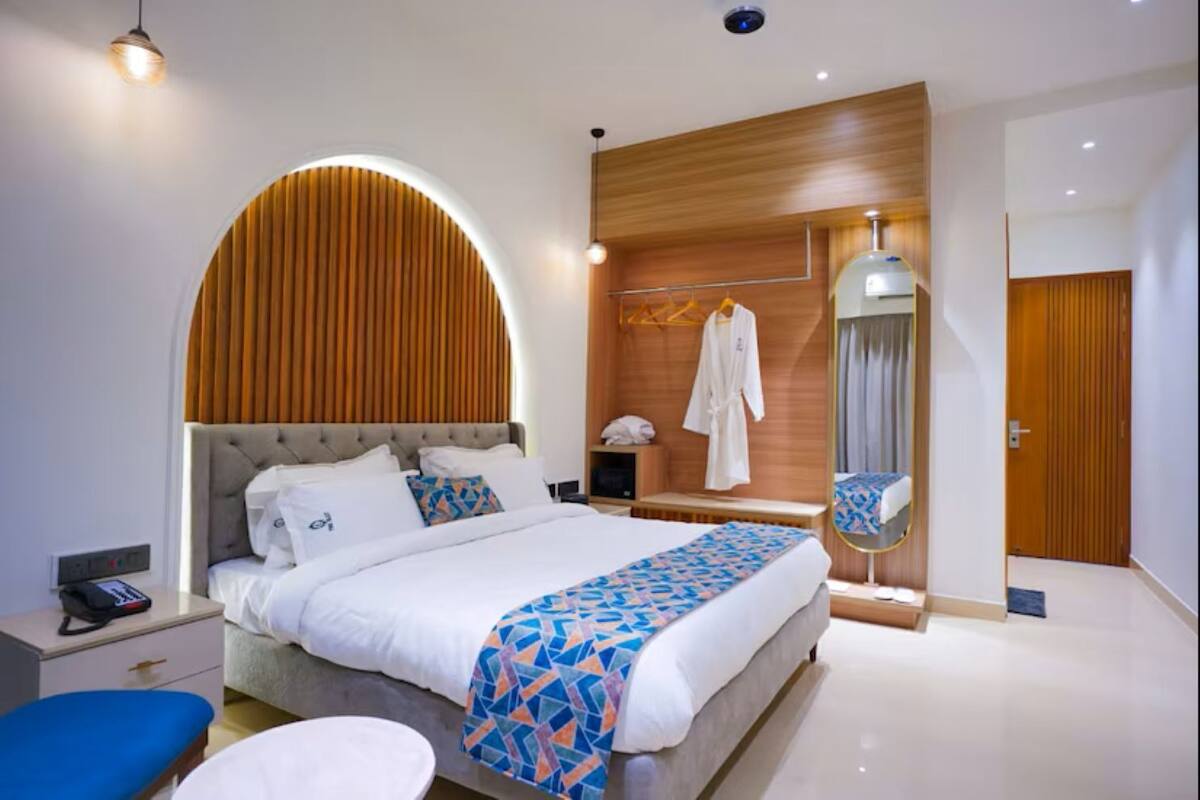 Deluxe Room, City View | Egyptian cotton sheets, premium bedding, down comforters, minibar