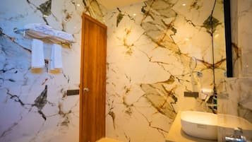 Ducha, artículos de higiene personal gratuitos y secador de pelo