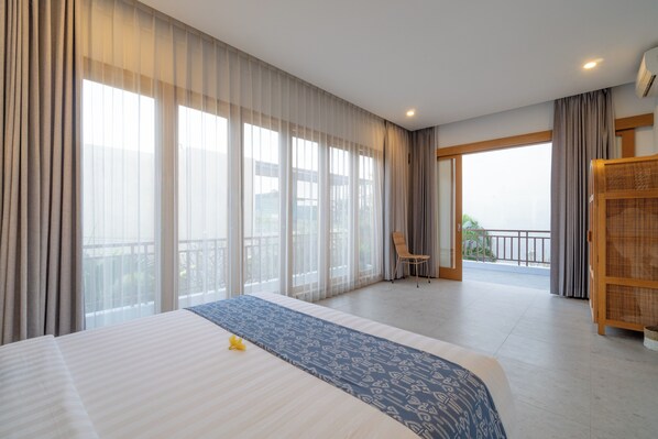 Desk, cribs/infant beds, rollaway beds, free WiFi