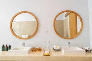 Artículos de tocador gratuitos, toallas, jabón, shampoo