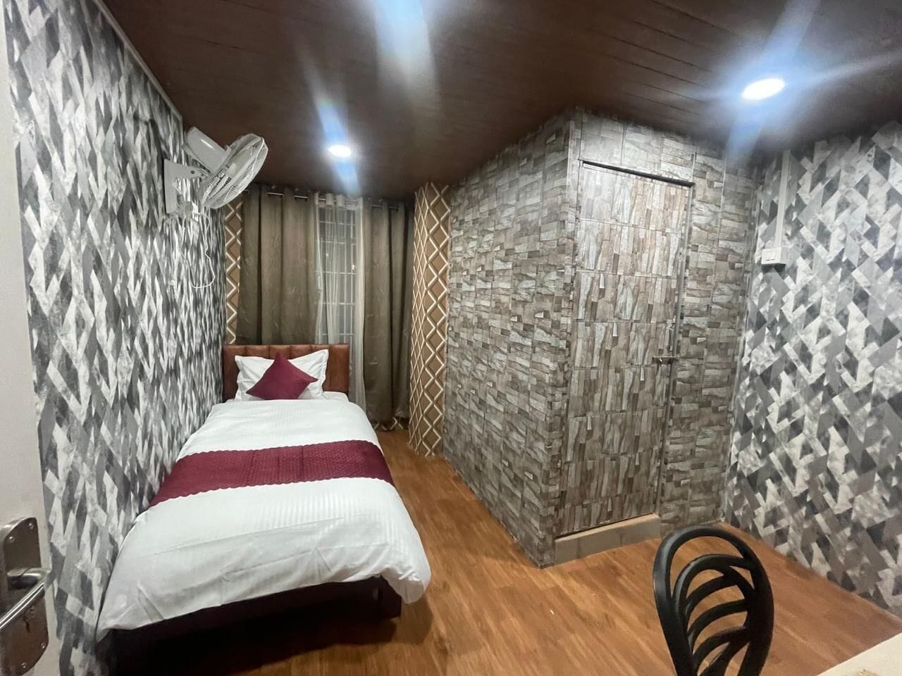 Single Room | Desk, laptop workspace, free WiFi