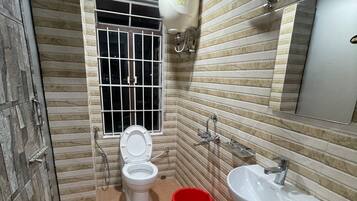 Habitación individual | Baño | Regadera, toallas, jabón, shampoo