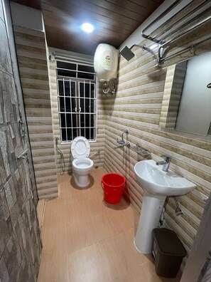 Single Room | Bathroom | Shower, towels, soap, shampoo - Anagh Guest House (Shillong)