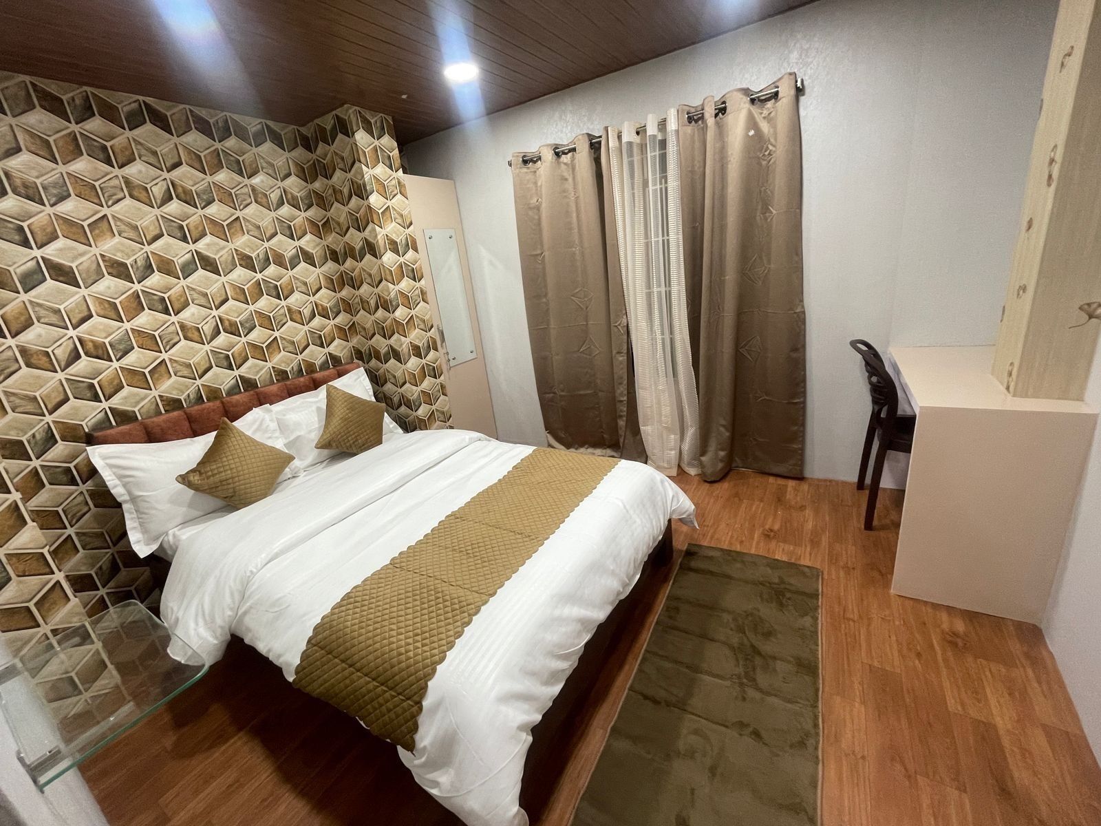 Escritorio, espacio para trabajar con un portátil, wifi gratis