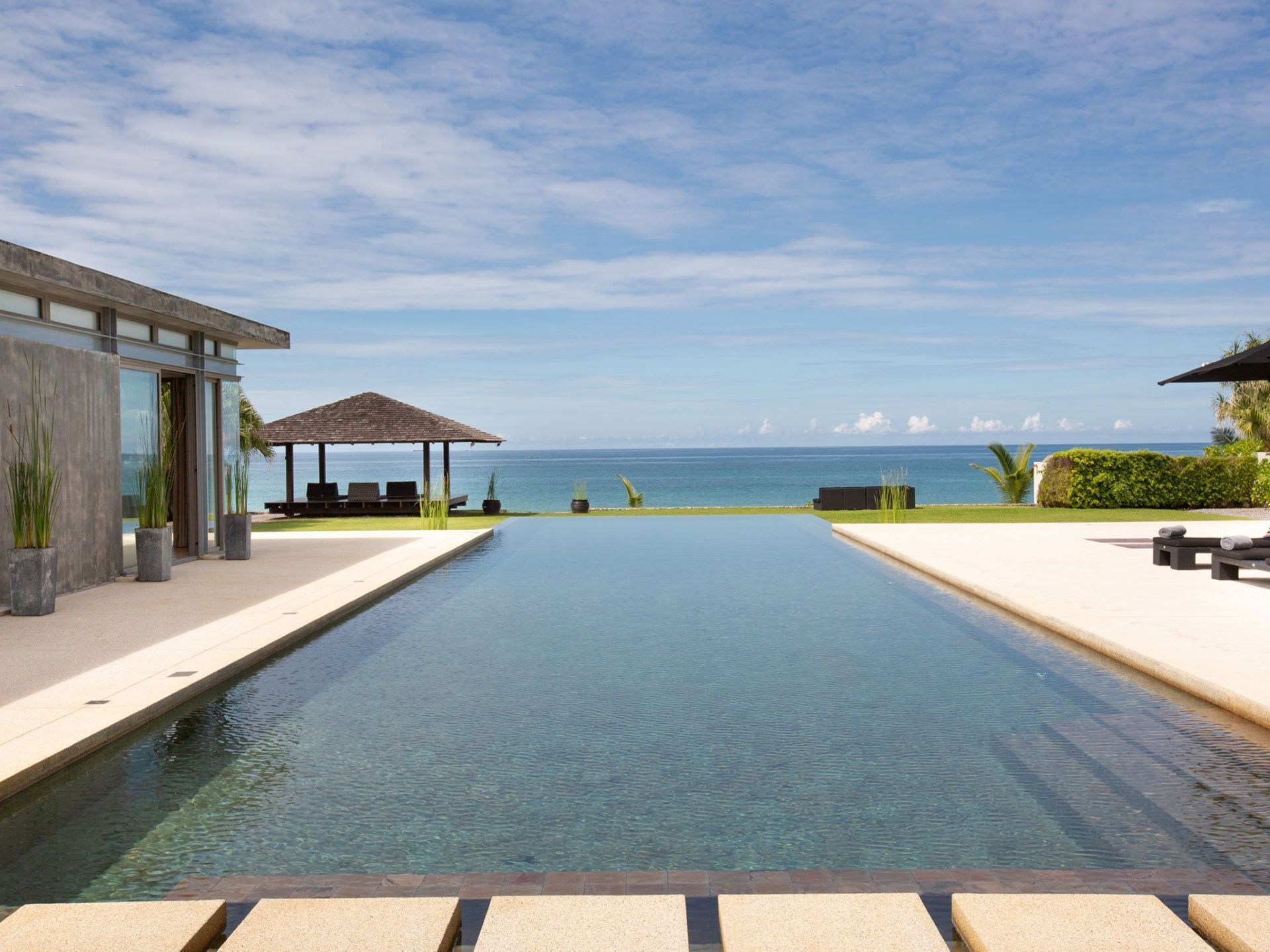 สระว่ายน้ำกลางแจ้ง