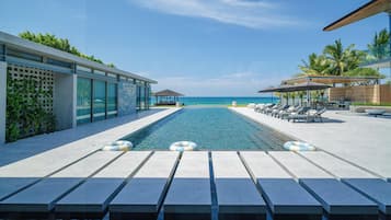 Hồ bơi ngoài trời