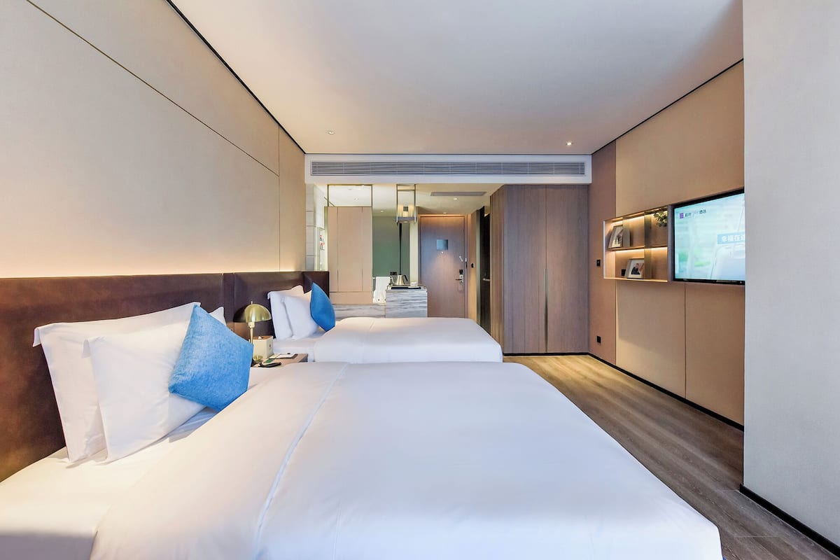 Quarto triplo conforto | Escrivaninha, Wi-Fi de cortesia