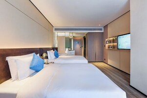 舒适三人房 | 办公桌、免费 WiFi