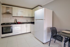 Condo superluxo, 1 cama Queen e sofá-cama, banheiro privativo, vista para o mar | Cozinha privada | Geladeira, fogão, cooktop, lava-louças