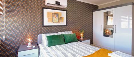 Apartamento de lujo, 1 cama de matrimonio con sofá cama, baño privado, vistas al mar | Escritorio, espacio para trabajar con un portátil, cortinas opacas