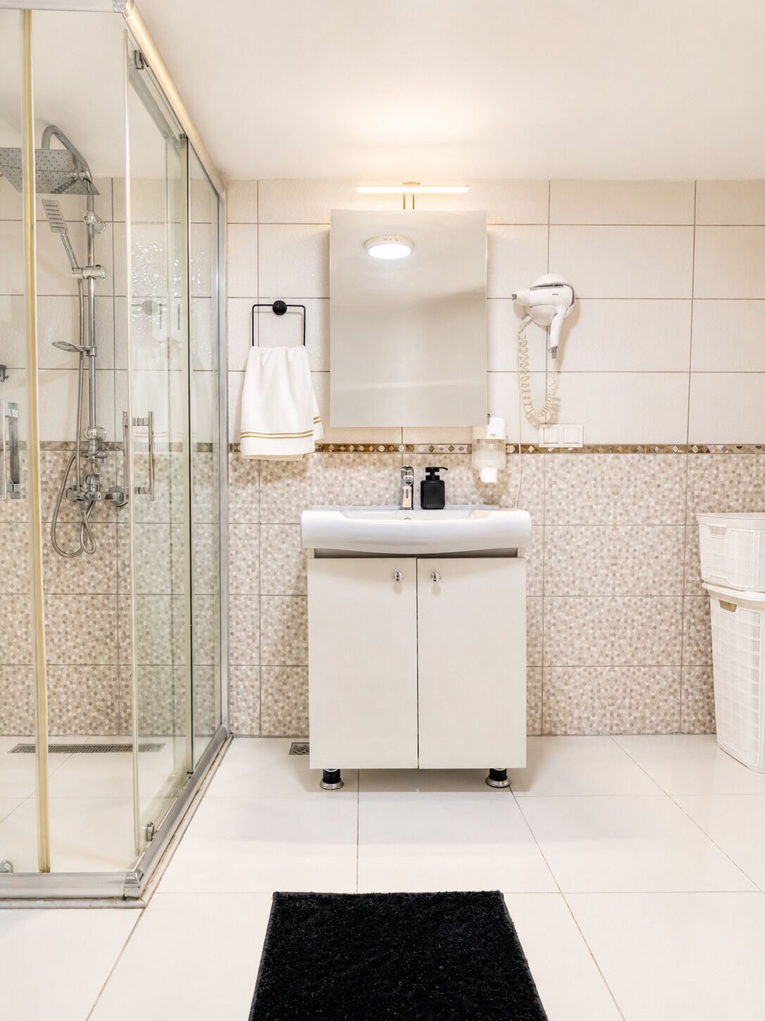 Luxury-Apartment, Mehrere Betten, eigenes Bad, Meerblick | Badezimmer | Dusche, Haartrockner, Handtücher, Seife