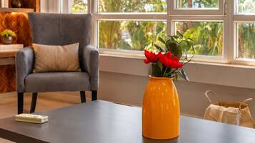 Luxury-Apartment, Mehrere Betten, eigenes Bad, Meerblick | Wohnbereich | 32-Zoll-Smart-TV mit Satellitenempfang