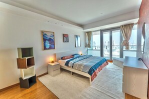 Apartamento superluxo, vista para a cidade | Cofres nos quartos, escrivaninha, cortinas blackout