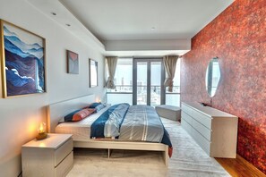 Luxury-Apartment, Stadtblick | Zimmersafe, Schreibtisch, Verdunkelungsvorhänge, schallisolierte Zimmer