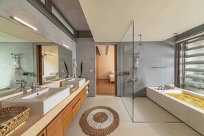 Slippers, towels, soap, shampoo - Villa Amarelo (Takua Thung)