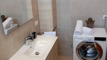 Dusche, Haartrockner, Bidet, Handtücher