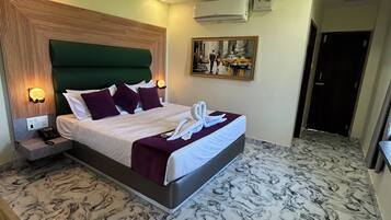 Superior Room | Laptop workspace, free WiFi