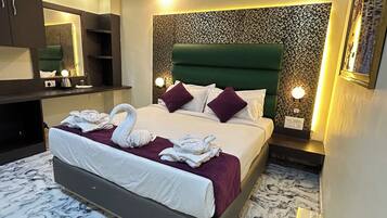 Deluxe Room | Laptop workspace, free WiFi