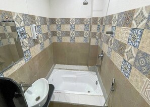 高級客房 | 浴室 | 淋浴設備、提供毛巾、番梘、洗頭水