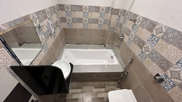 Quarto superior | Banheiro | Chuveiro, toalhas de banho, sabonete, shampoo