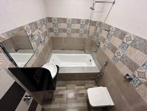 Habitación superior | Baño | Regadera, toallas, jabón, shampoo 