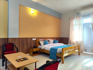 ملاءات للفراش لا تسبب الحساسية وخزنة داخل الغرفة ومكتب