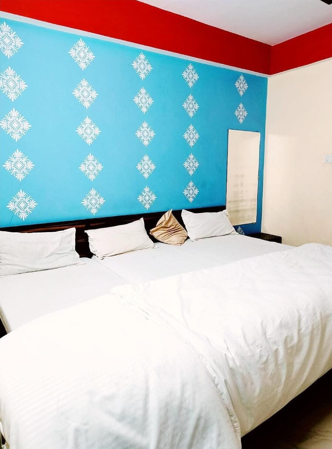 ملاءات للفراش لا تسبب الحساسية وخزنة داخل الغرفة ومكتب