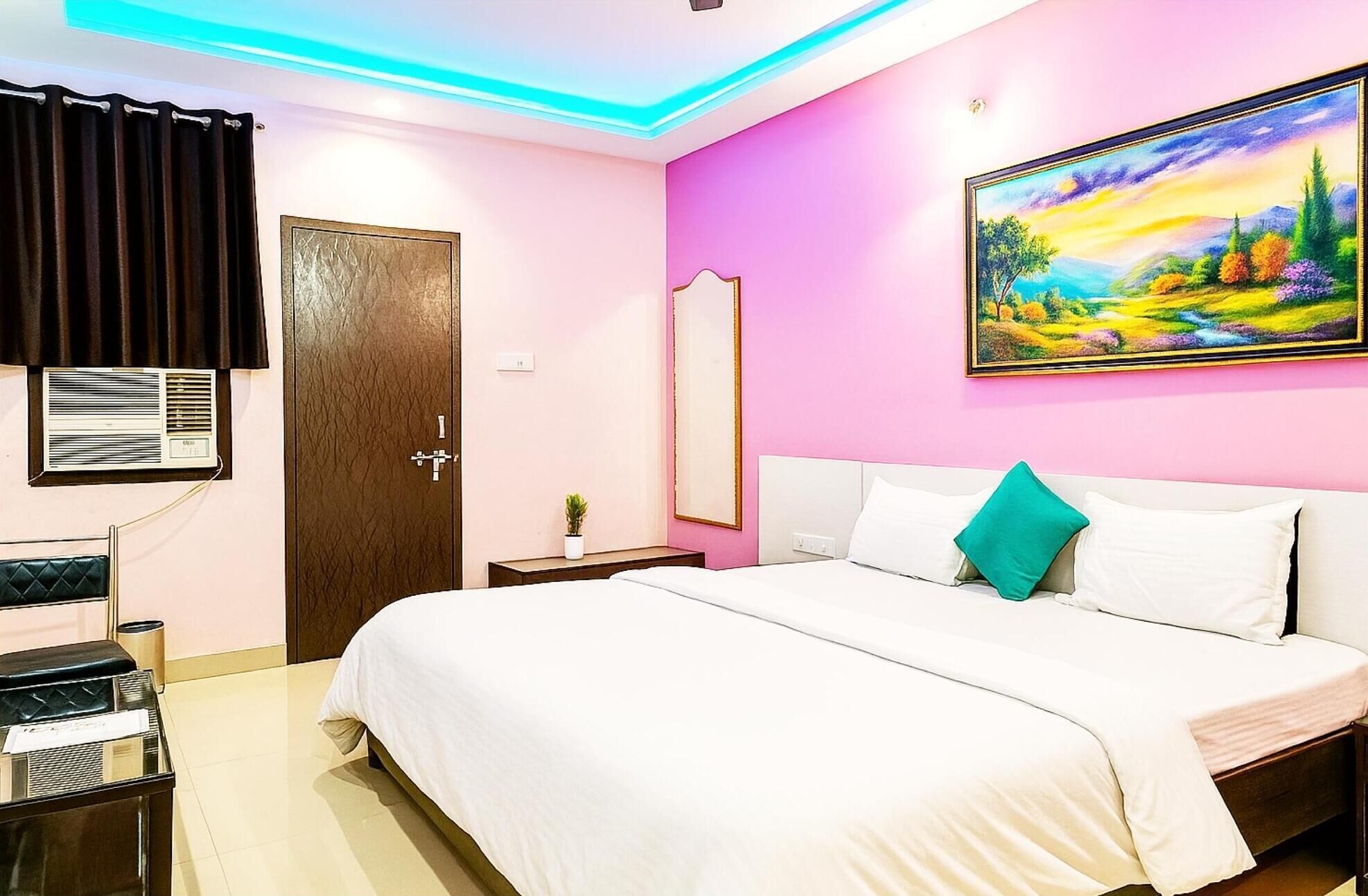 ملاءات للفراش لا تسبب الحساسية وخزنة داخل الغرفة ومكتب