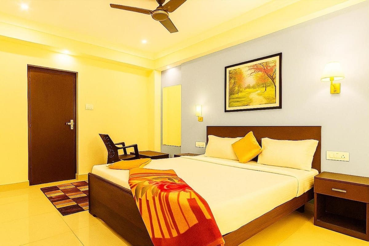 Hypo-allergenic bedding, in-room safe, desk, soundproofing