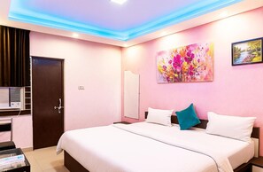 Hypo-allergenic bedding, in-room safe, desk, soundproofing - Hotel Shivay Guest House Varanasi  (Varanasi)