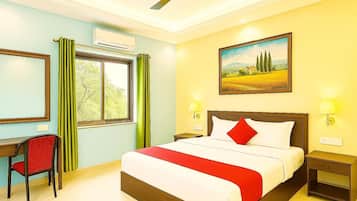 Habitación estándar doble, varias camas, Aire acondicionado | Ropa de cama hipoalergénica, caja fuerte, escritorio