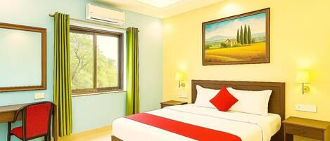 Standard Double Room, Multiple Beds, Air conditioning | Hypo-allergenic bedding, in-room safe, desk, soundproofing
