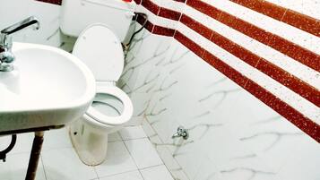 Ducha, cabezal de ducha tipo lluvia, zapatillas y toallas