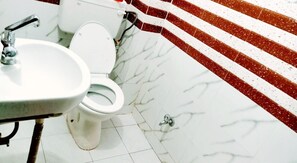 تجهيزات دش، دُش غزير، خف للقدمين، مناشف