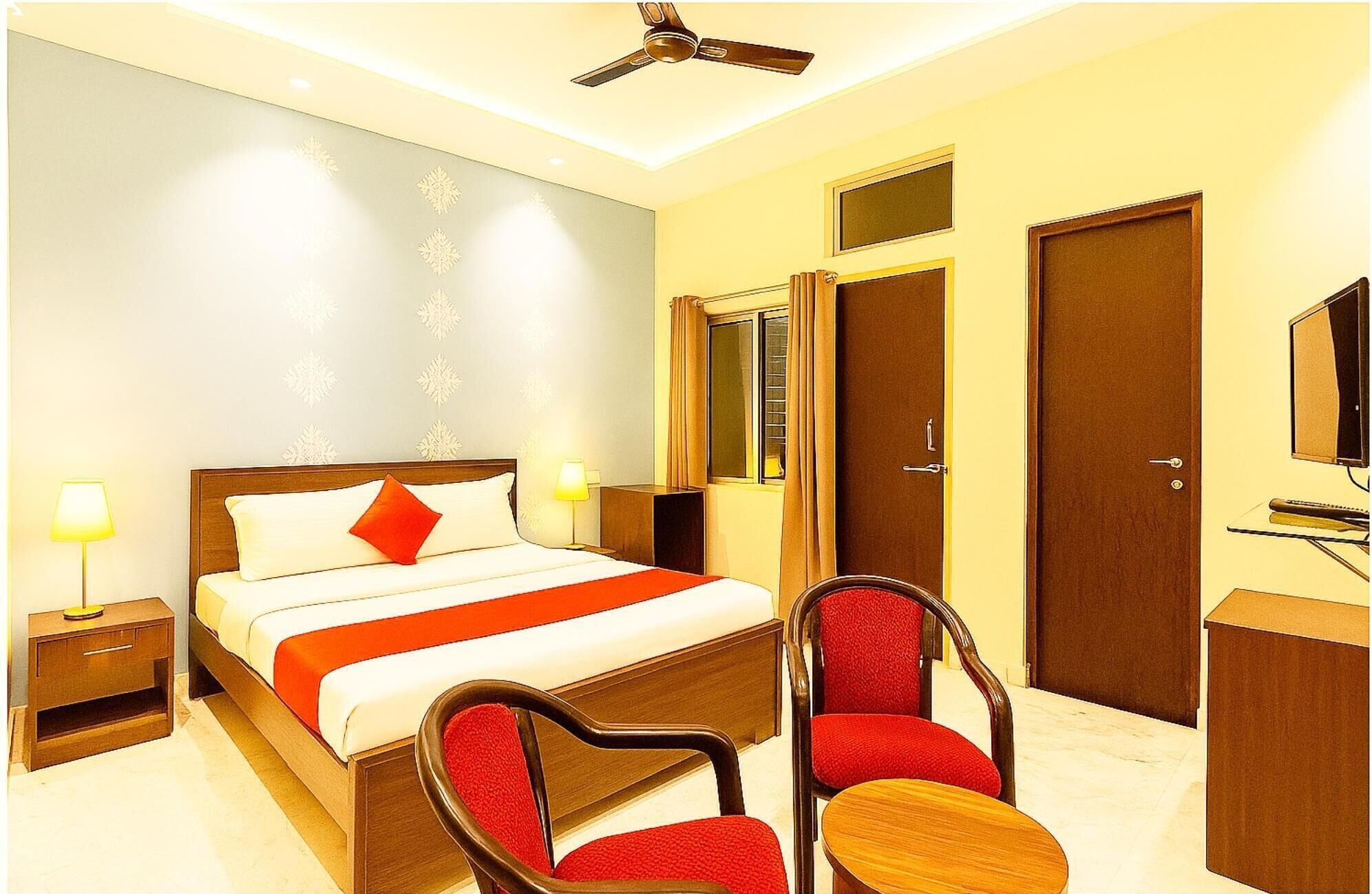 ملاءات للفراش لا تسبب الحساسية وخزنة داخل الغرفة ومكتب