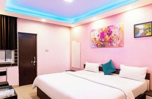 Shower, rainfall showerhead, slippers, towels - Hotel Shivay Guest House Varanasi  (Varanasi)