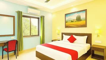 Ropa de cama hipoalergénica y caja de seguridad en la habitación