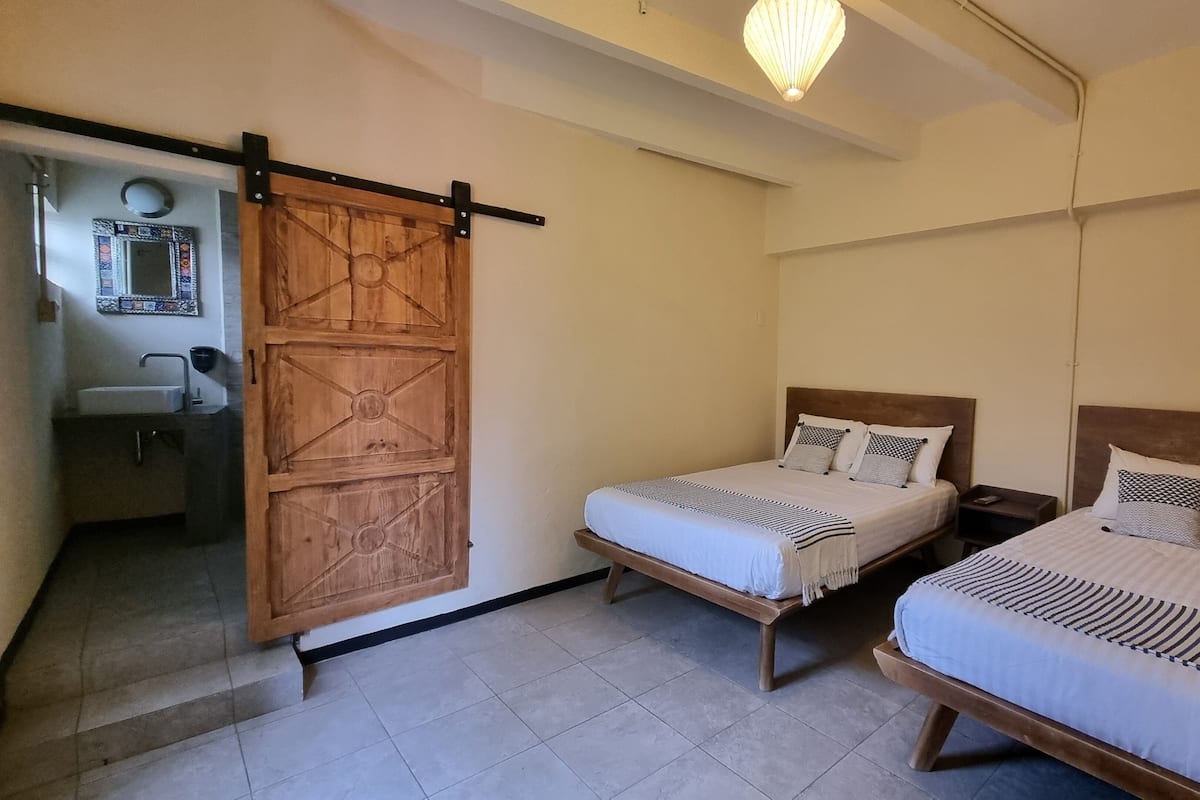 Chambre Quadruple Confort, vue cour intérieure