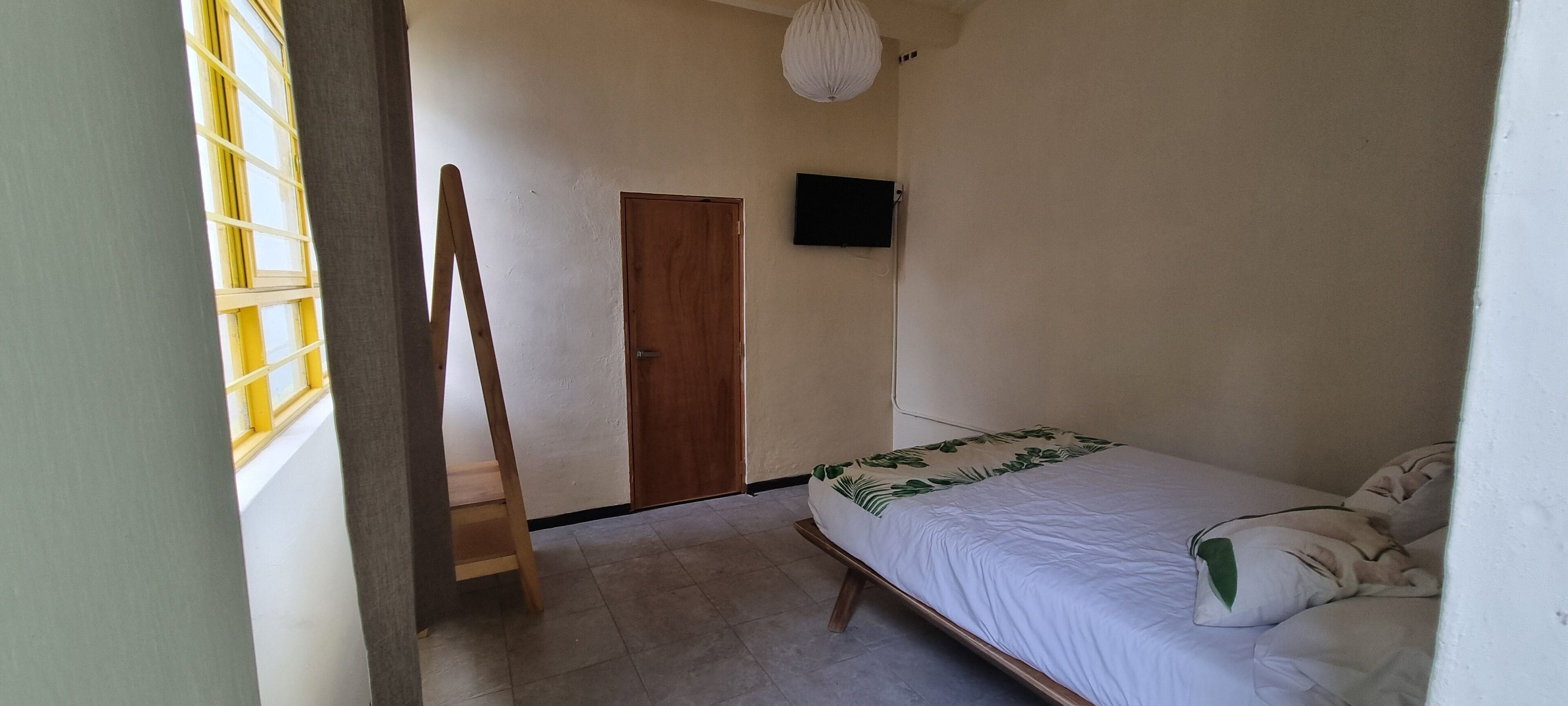 Basic-Dreibettzimmer, Blick auf den Innenhof | Kostenloses WLAN