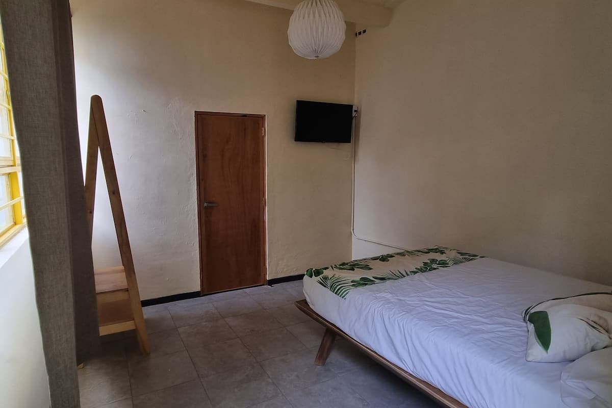 Chambre Triple, vue cour intérieure | Wi-Fi gratuit