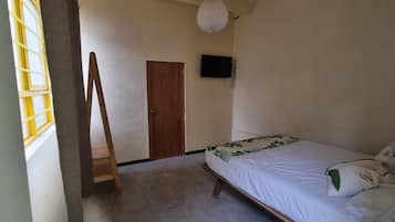 Habitación triple básica, vista al patio | Wifi gratis