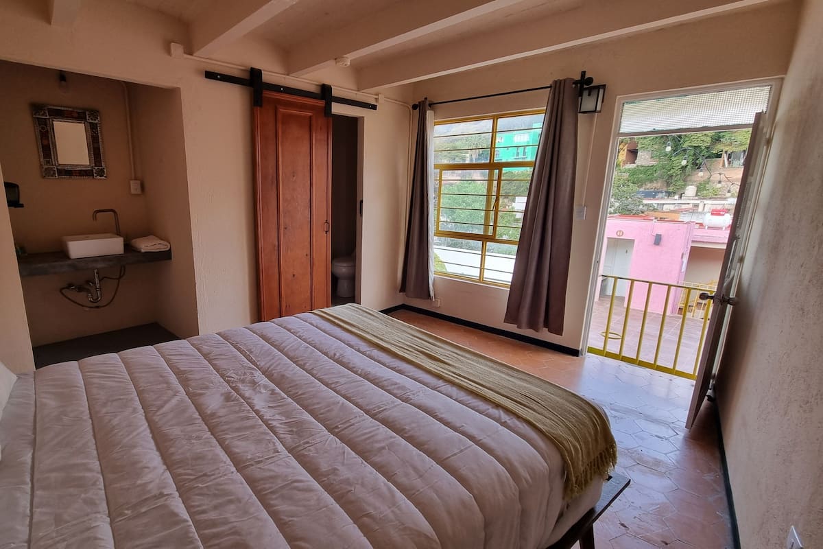 Chambre Confort Double ou avec lits jumeaux, vue cour intérieure