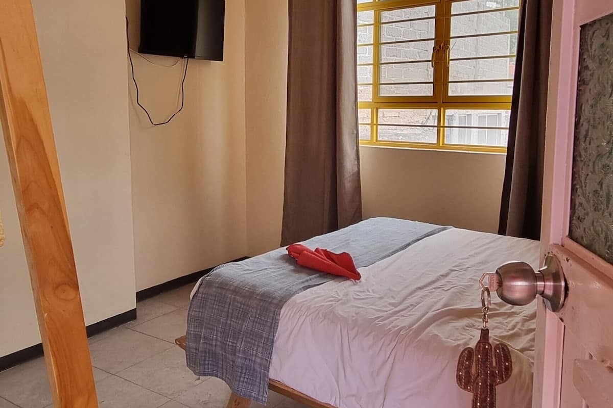Chambre Double, vue cour intérieure | Wi-Fi gratuit