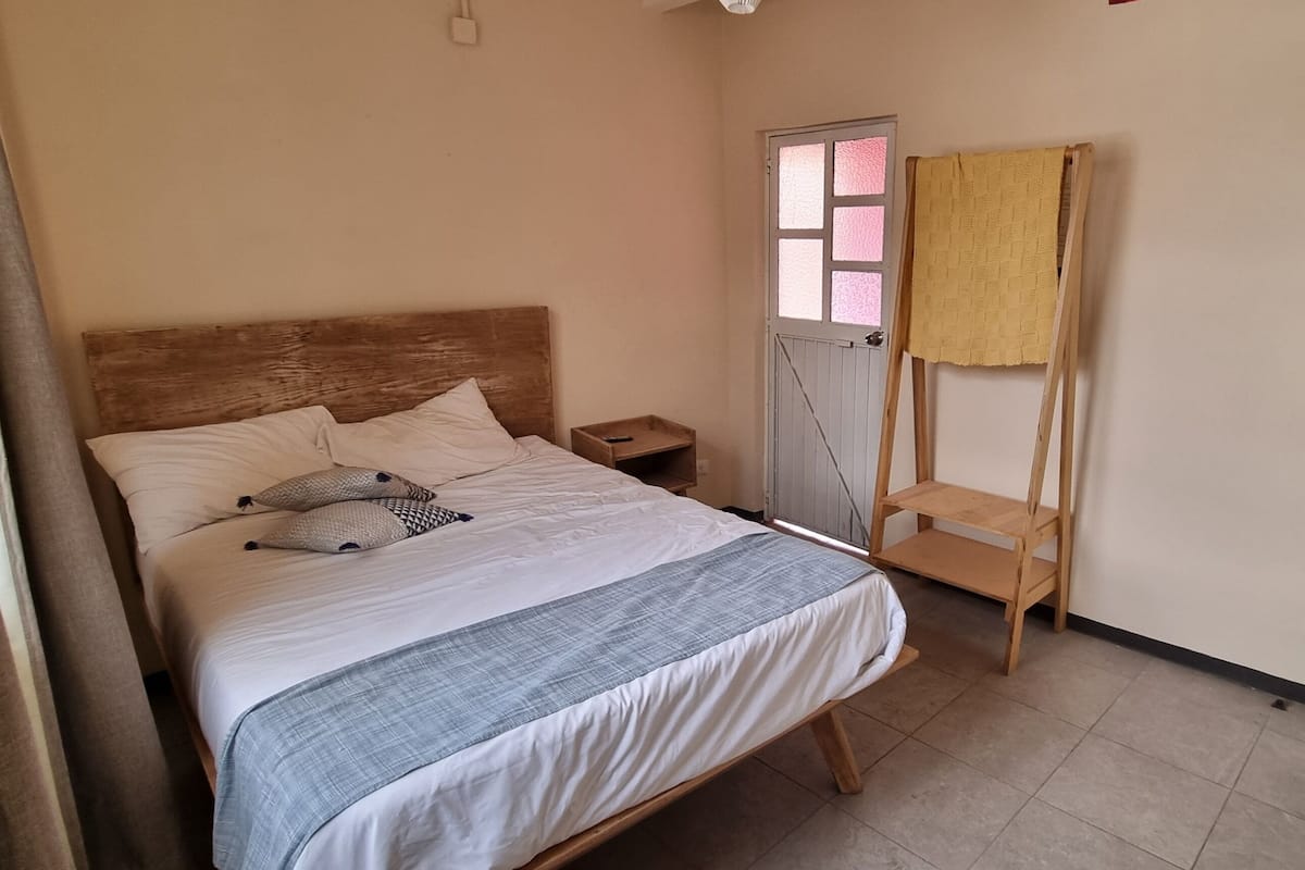 Chambre Confort Double ou avec lits jumeaux, vue cour intérieure | Wi-Fi gratuit