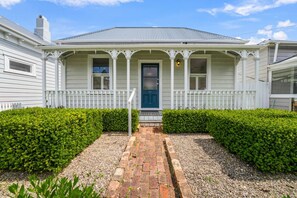 Exterior - Best of Both Worlds` Gorgeous Villa near Beaches (Auckland North Shore)