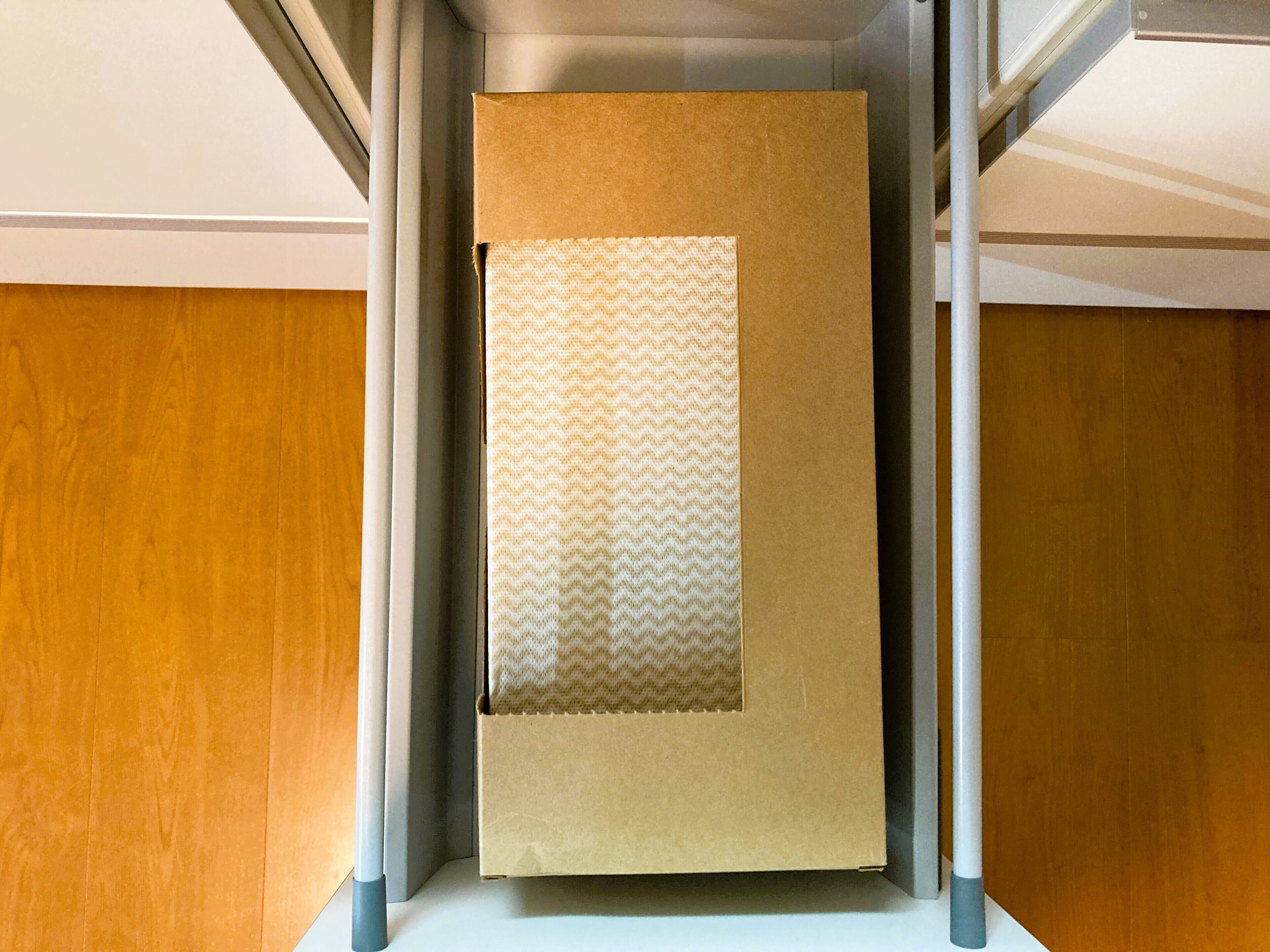 Un área de almacenamiento con estanterías metálicas y un panel de pared de madera.