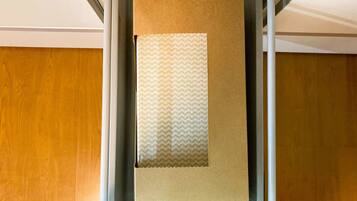 Un área de almacenamiento con estanterías metálicas y un panel de pared de madera.