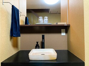 Casa, 2 habitaciones, para no fumadores, cocina | Baño | Tina y regadera independientes y amenidades de baño gratuitas 