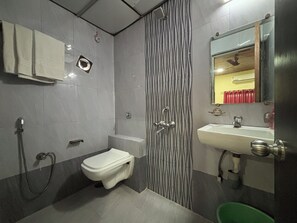 Deluxe Double Room | Bathroom | Shower, towels, soap, shampoo